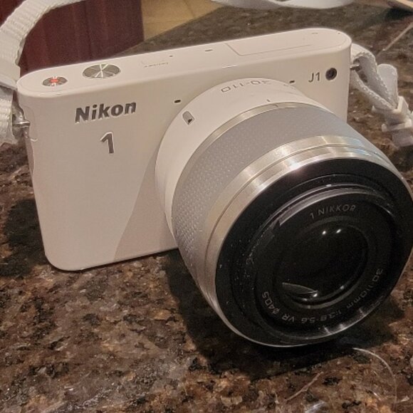 Nikon J1 Digital Camera White (Kit w/ VR 10-30mm Lens)